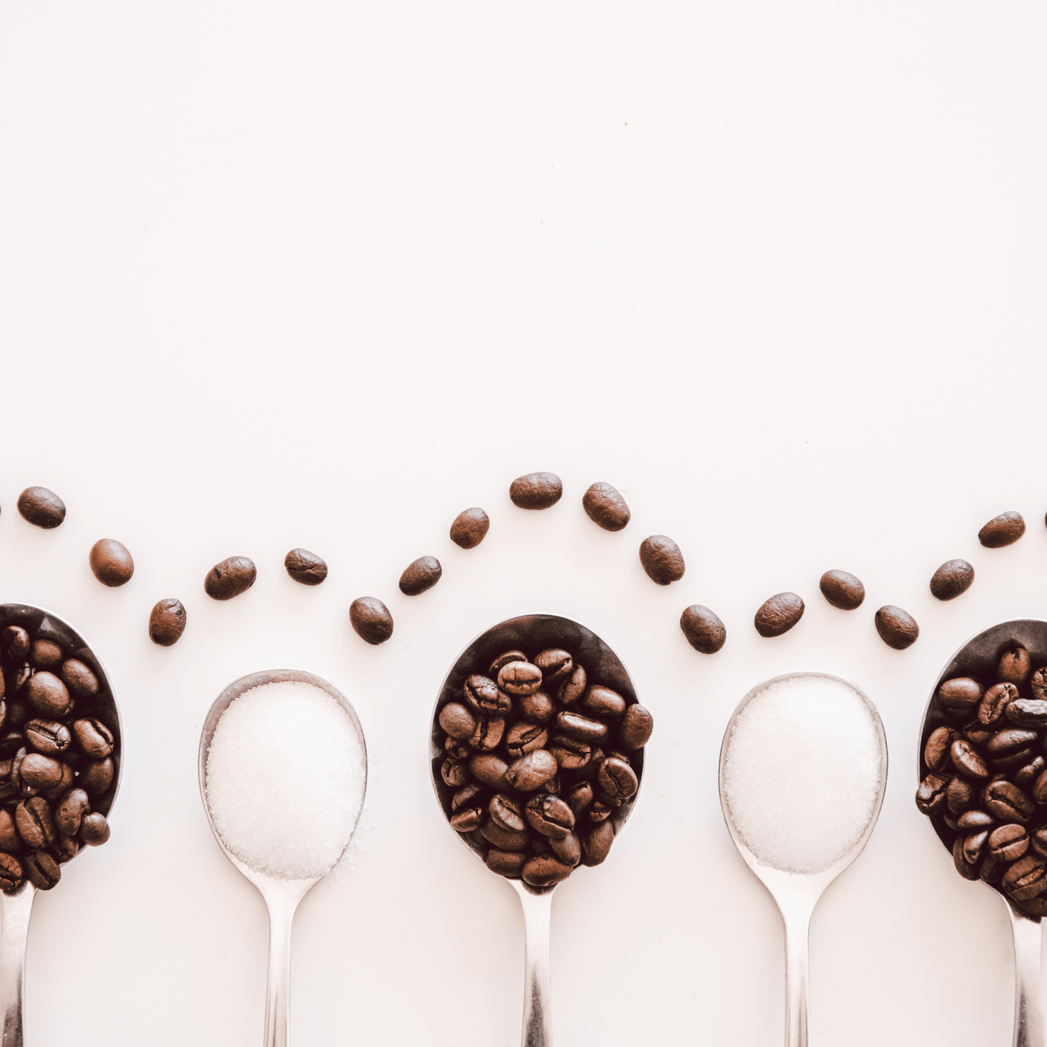 Kaffeebohnen, Zucker, Löffel